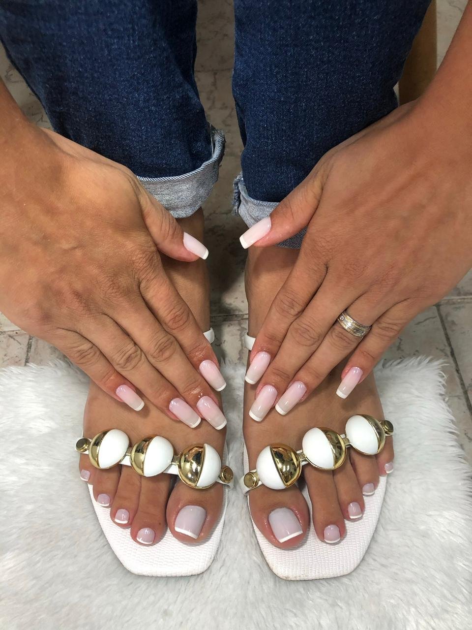 Serviço de manicure e pedicure